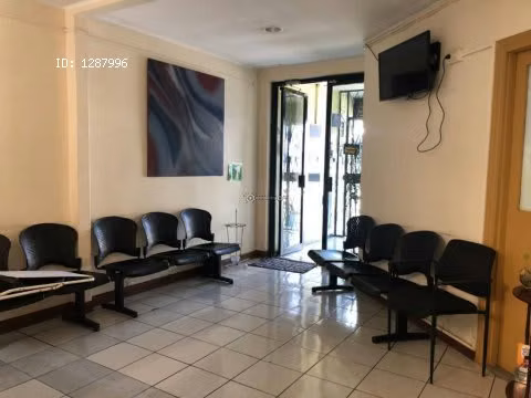 Edificio con parqueo. Cerca de la CLinica Biblica. LC-114