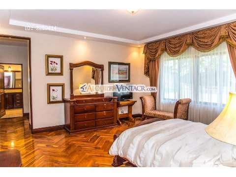 CONDO DE 450 M2 Y 800 M2 DE LOTE EN SANTA ANA PIEDADES