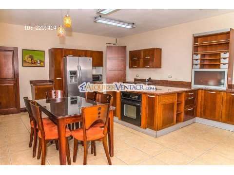 CONDO DE 450 M2 Y 800 M2 DE LOTE EN SANTA ANA PIEDADES