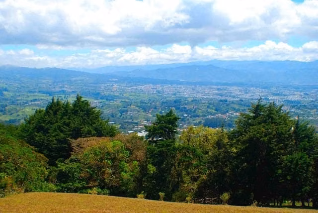 VENDO HERMOSA FINCA EN CONCEPCIÓN DE SAN ISIDRO DE HEREDIA - Imagen 4