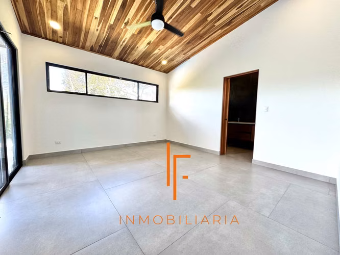 Casa en Atenas,  Zona Residencial  Cerca de Ruta 27