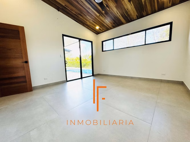 Casa en Atenas,  Zona Residencial  Cerca de Ruta 27