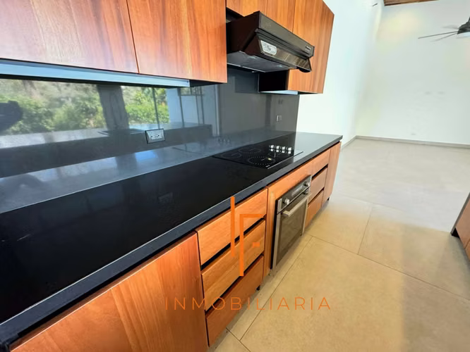 Casa en Atenas,  Zona Residencial  Cerca de Ruta 27