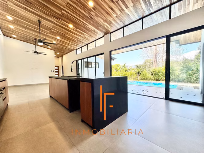 Casa en Atenas,  Zona Residencial  Cerca de Ruta 27