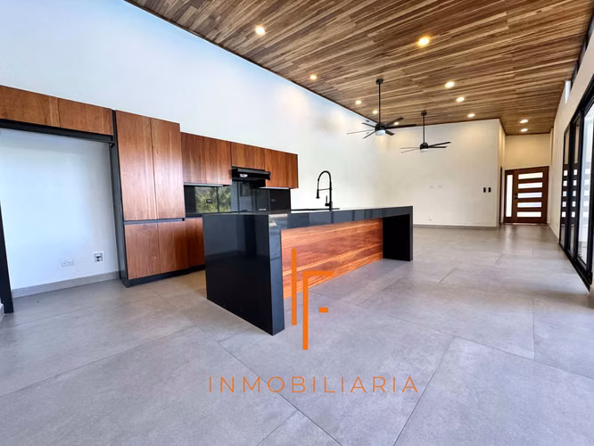 Casa en Atenas,  Zona Residencial  Cerca de Ruta 27