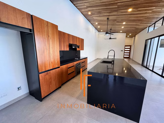 Casa en Atenas,  Zona Residencial  Cerca de Ruta 27
