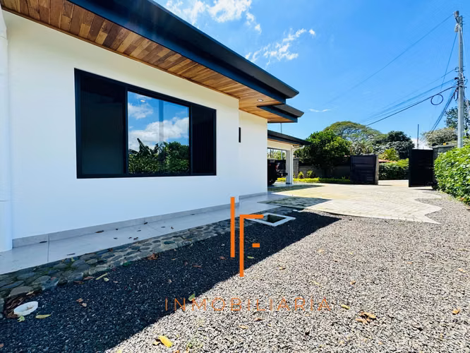 Casa en Atenas,  Zona Residencial  Cerca de Ruta 27