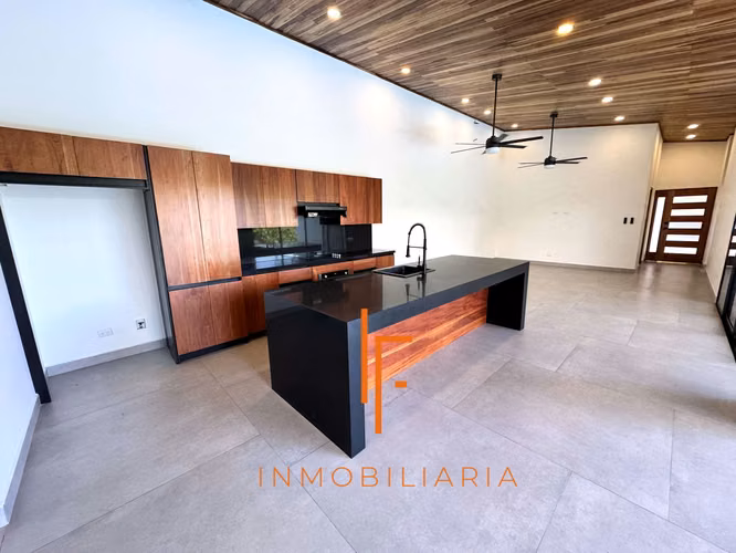 Casa en Atenas,  Zona Residencial  Cerca de Ruta 27