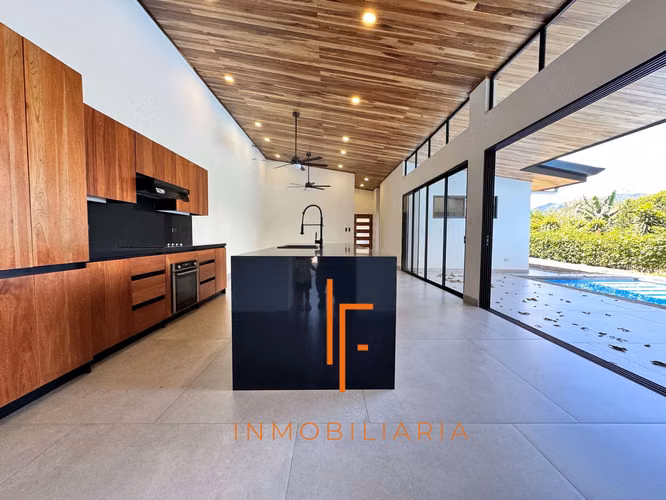 Casa en Atenas,  Zona Residencial  Cerca de Ruta 27