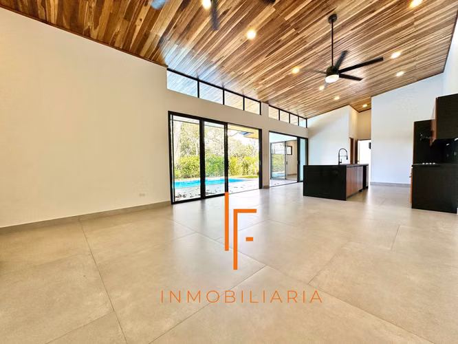 Casa en Atenas,  Zona Residencial  Cerca de Ruta 27