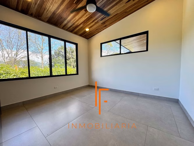 Casa en Atenas,  Zona Residencial  Cerca de Ruta 27