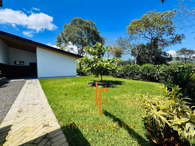 Casa en Atenas,  Zona Residencial  Cerca de Ruta 27