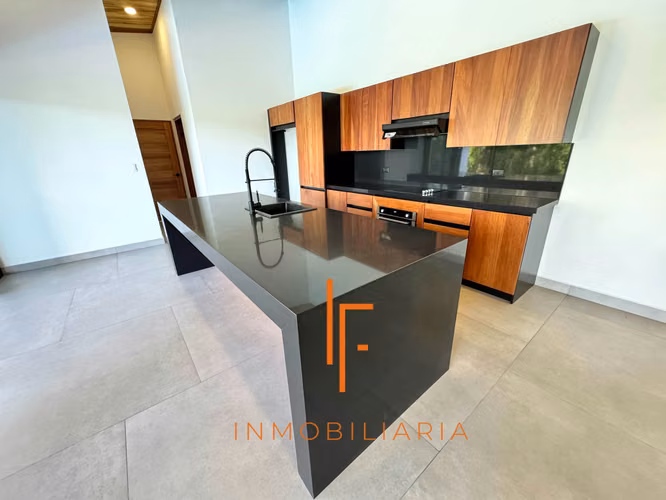 Casa en Atenas,  Zona Residencial  Cerca de Ruta 27
