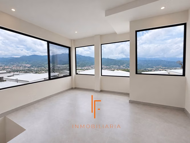 Amplia Casa de 3 Niveles con Vistas y  4 habitaciones en Condominio cerca de  Curridabat