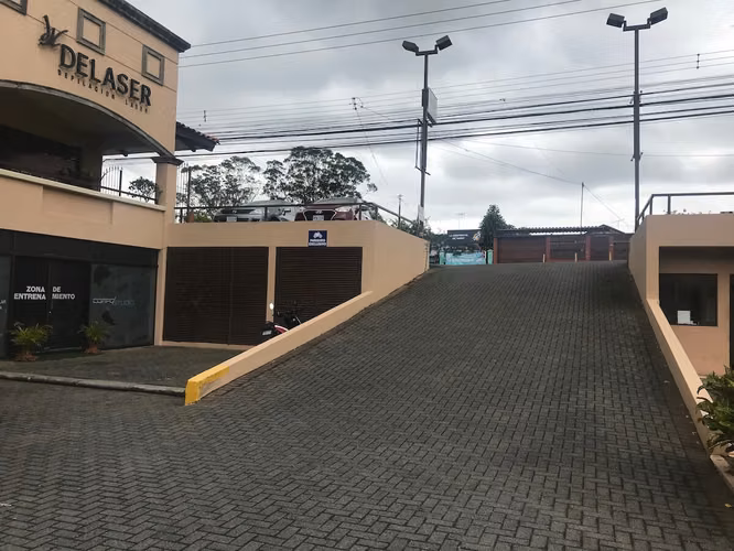Se alquila local comercial en Centro Comercial, Tres Ríos (AD) - Imagen 4