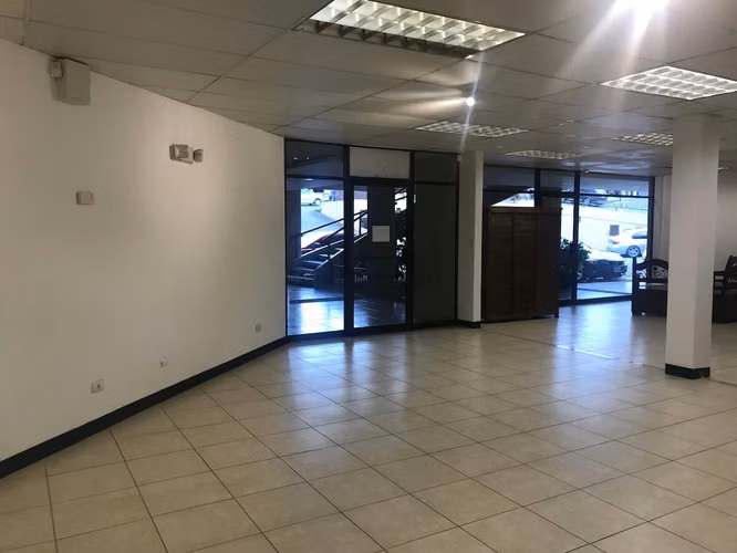Se alquila local comercial en Centro Comercial, Tres Ríos (AD) - Imagen 9