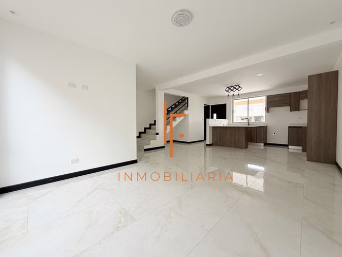 Casa de 2 Niveles en Condominio, Tejar Cartago