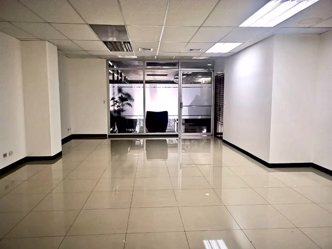 Oficina en Alquiler en San Rafael de Escazú | 72 m² | 2 Parqueos | Primer Nivel
