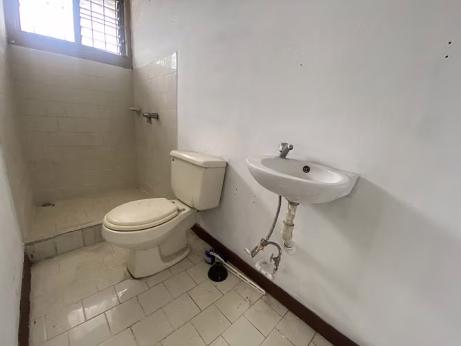Se vende propiedad esquinera de uso mixto en el centro de Escazú (AD)
