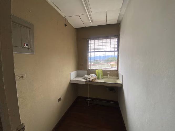 Se vende propiedad esquinera de uso mixto en el centro de Escazú (AD)