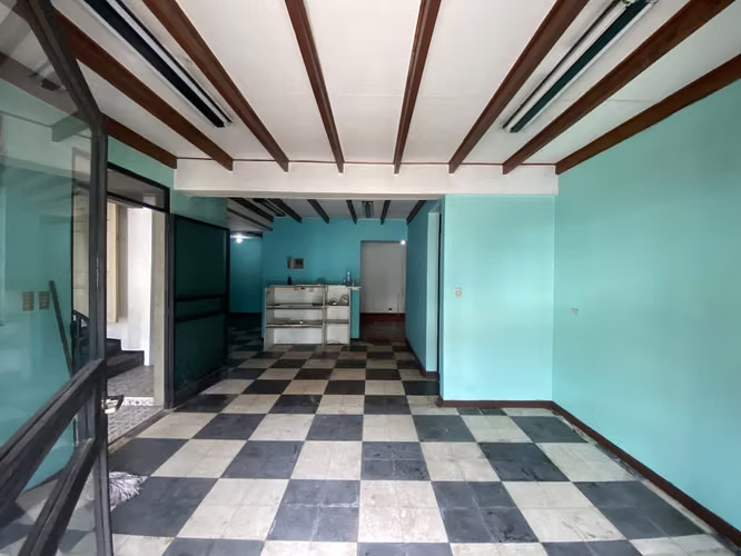 Se vende propiedad esquinera de uso mixto en el centro de Escazú (AD)