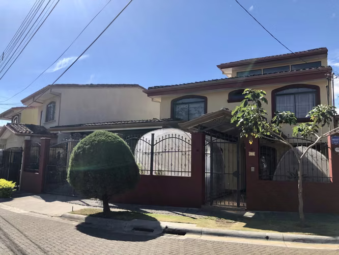 Oportunidad de Casa en Venta en Residencial, San Lorenzo de Heredia!! - Imagen 2