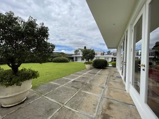 Se vende casa de lujo con piscina en Ayarco, Curridabat (AD)