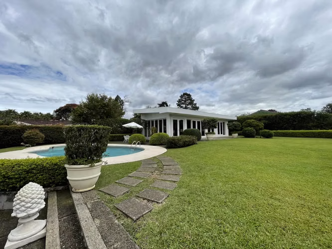 Se vende casa de lujo con piscina en Ayarco, Curridabat (AD)