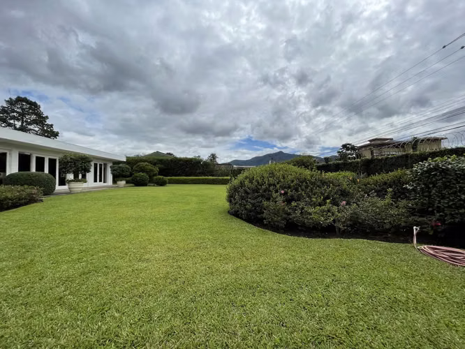 Se vende casa de lujo con piscina en Ayarco, Curridabat (AD)