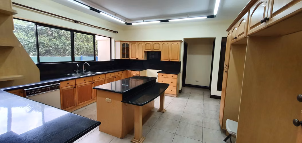 ,casa independiente ,amplia , en Bosques de Lindora, venta- con amenidades exclusivas
