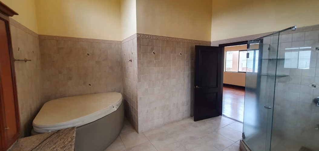 ,casa independiente ,amplia , en Bosques de Lindora, venta- con amenidades exclusivas