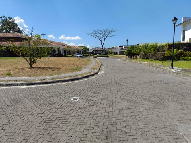 Lote en Exclusivo condominio Lindora Santa Ana