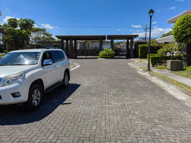 CASA EN VENTA EN EXCLUSIVO CONDOMINIO LINDORA SANTA ANA - Imagen 7
