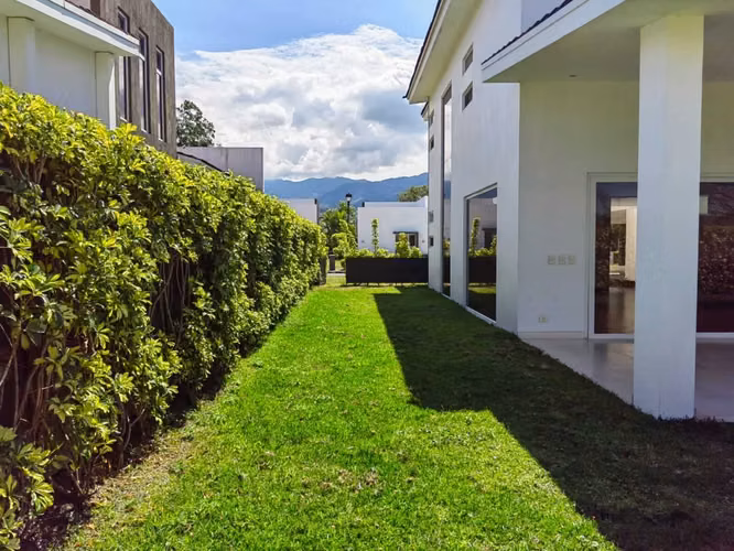 CASA EN VENTA EN EXCLUSIVO CONDOMINIO LINDORA SANTA ANA - Imagen 5