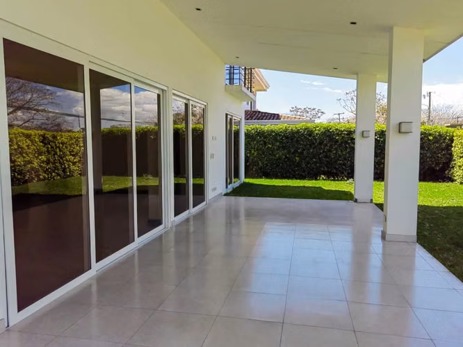 CASA EN VENTA EN EXCLUSIVO CONDOMINIO LINDORA SANTA ANA - Imagen 8