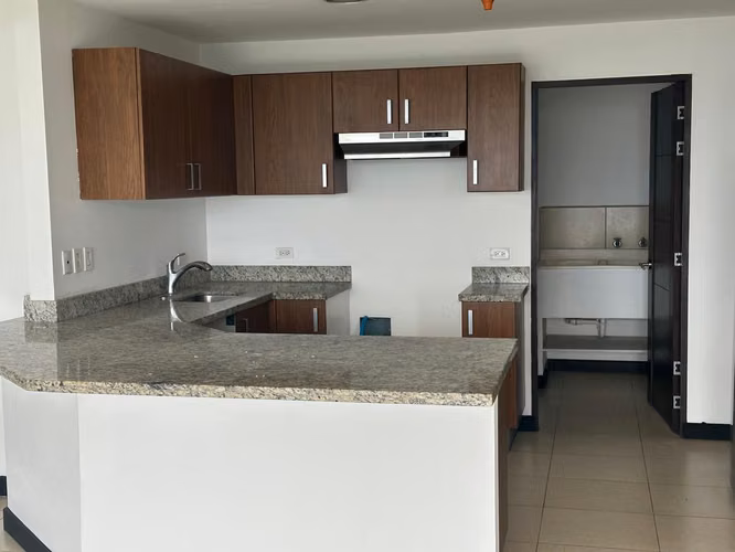 Se vende Amplio apartamento en Condominio Sabana Real