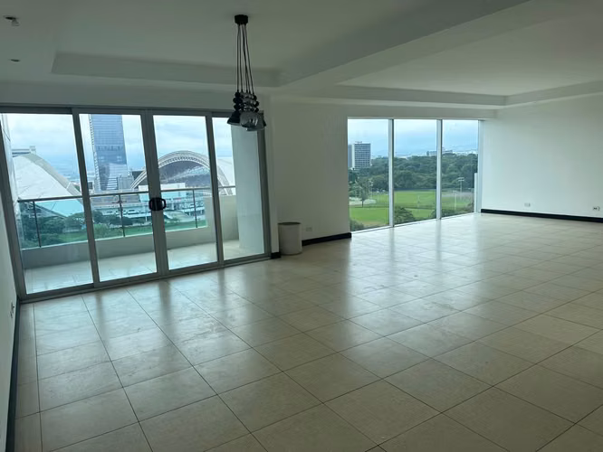 Se vende Amplio apartamento en Condominio Sabana Real
