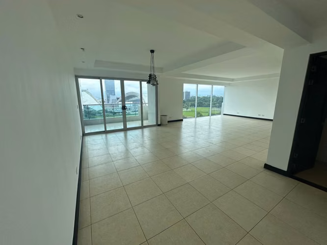 Se vende Amplio apartamento en Condominio Sabana Real