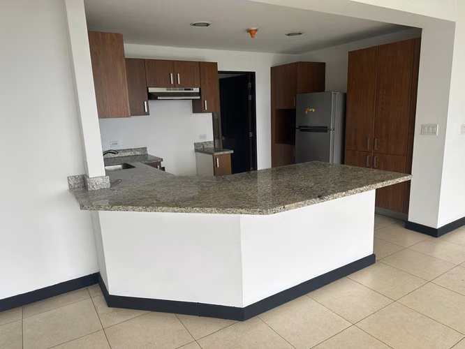 Se vende Amplio apartamento en Condominio Sabana Real