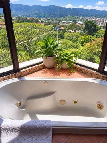 Viva en la  Naturaleza,Alquiler Residencia de Lujo Cerro Colón | 604m² c/  6 dor + 5 Baños + 5 Park | $3,500  / mes