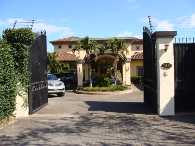 Casa en residencial a la venta en Santa Ana - Imagen 11