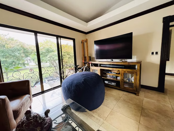 Vendo casa Los Arcos estilo moderno contemporáneo $475,000