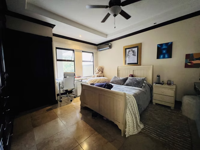 Vendo casa Los Arcos estilo moderno contemporáneo $475,000
