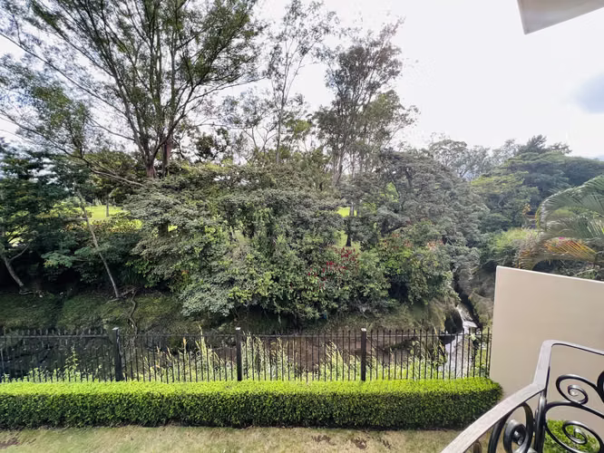 Vendo casa Los Arcos estilo moderno contemporáneo $475,000