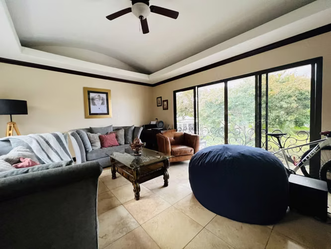 Vendo casa Los Arcos estilo moderno contemporáneo $475,000
