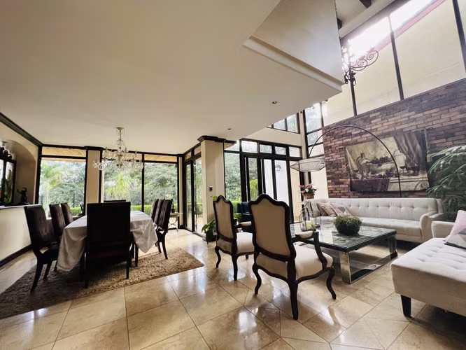 Vendo casa Los Arcos estilo moderno contemporáneo $475,000