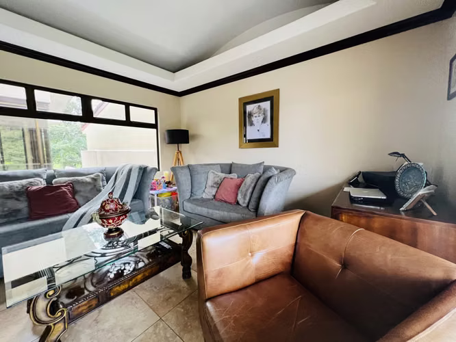 Vendo casa Los Arcos estilo moderno contemporáneo $475,000