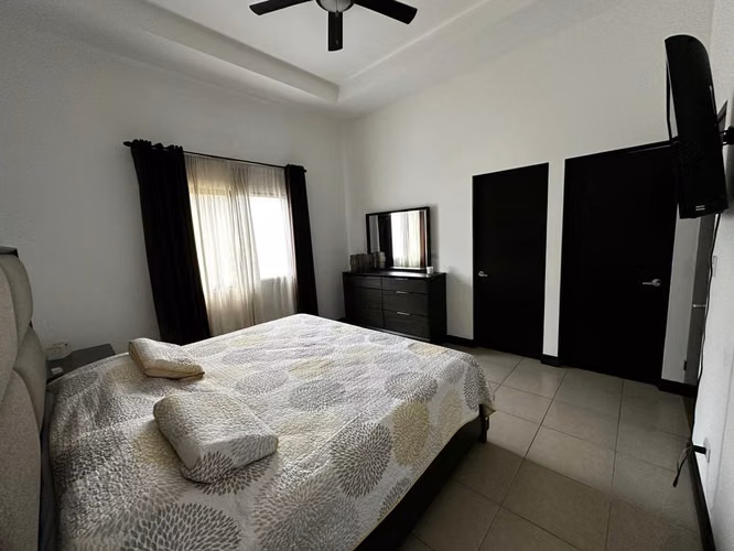 Mudanza inmediata ,Santa Ana Hills – Santa Ana · Casa Moderna con Patio