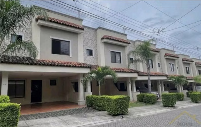 Mudanza inmediata ,Santa Ana Hills – Santa Ana · Casa Moderna con Patio
