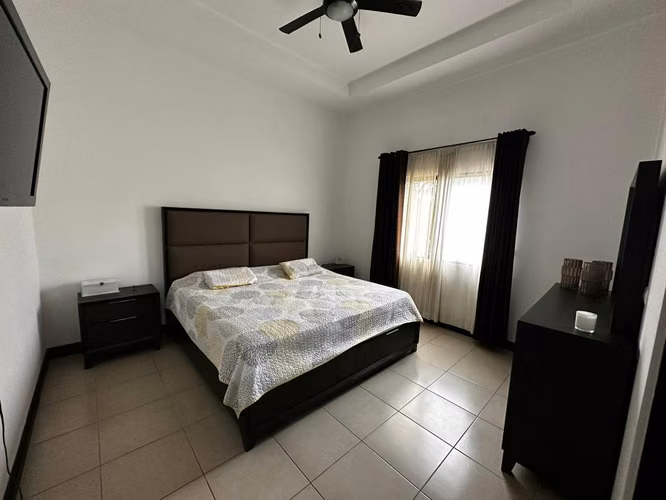 Mudanza inmediata ,Santa Ana Hills – Santa Ana · Casa Moderna con Patio